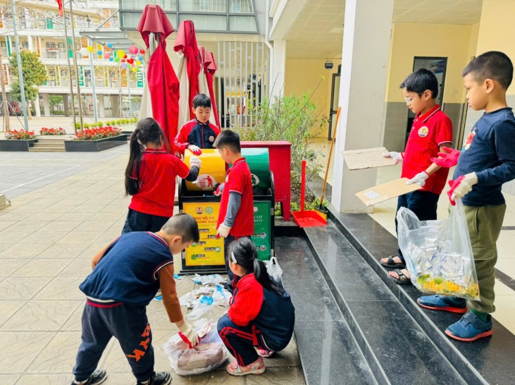 C:\Users\MinhThangPC.VN\Desktop\Chiến sỹ nhí\z6421777282566_73f41ddad5626c962593fd758c1e8142.jpg