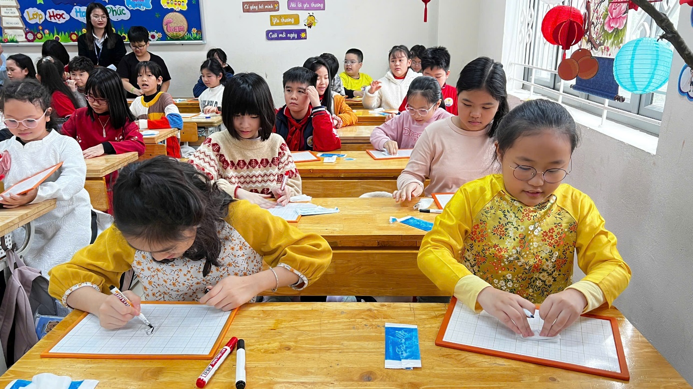 Ảnh có chứa trang phục, người, Mặt người, trong nhà

Nội dung do AI tạo ra có thể không chính xác.