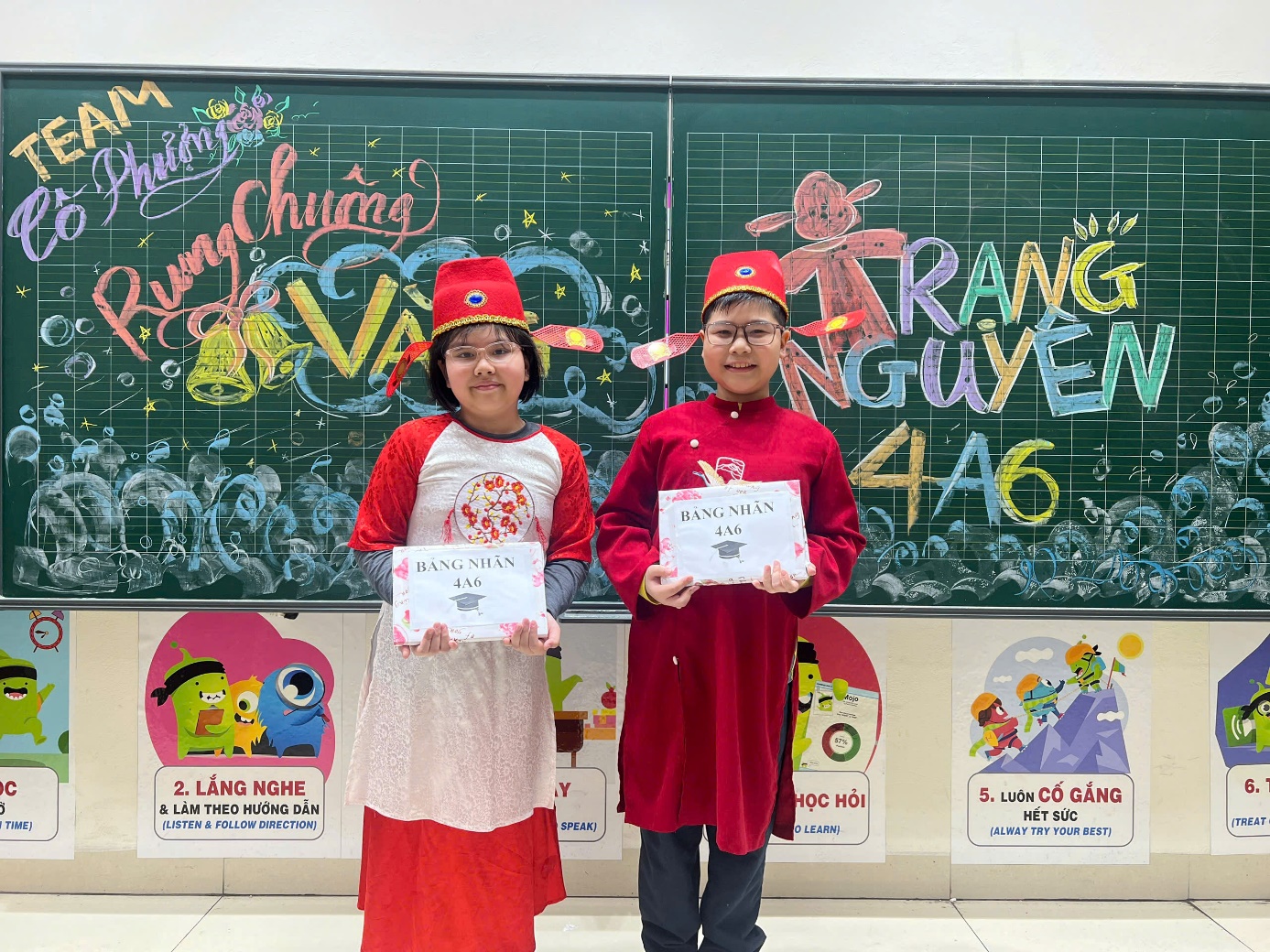 Ảnh có chứa trang phục, văn bản, cười, chữ viết tay

Nội dung do AI tạo ra có thể không chính xác.