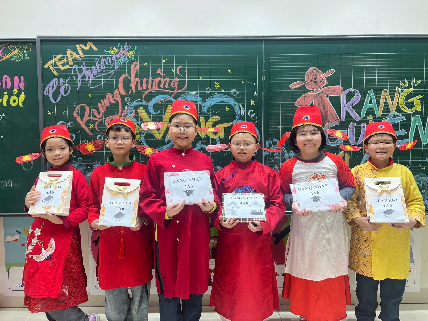 Ảnh có chứa trang phục, người, cười, văn bản

Nội dung do AI tạo ra có thể không chính xác.