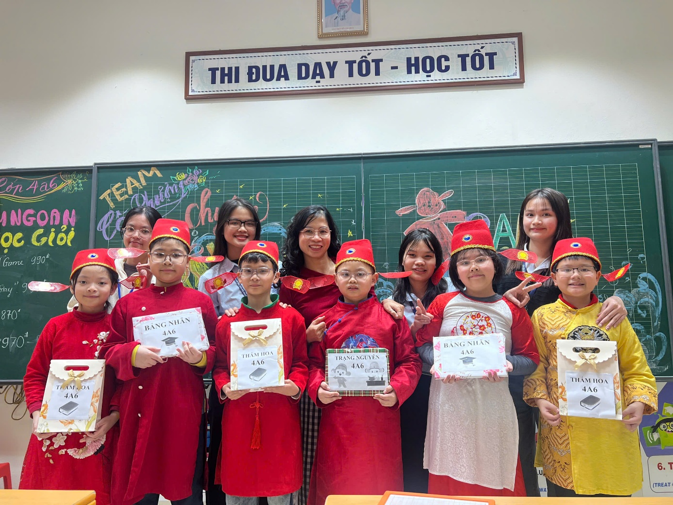 Ảnh có chứa văn bản, trang phục, người, cười

Nội dung do AI tạo ra có thể không chính xác.