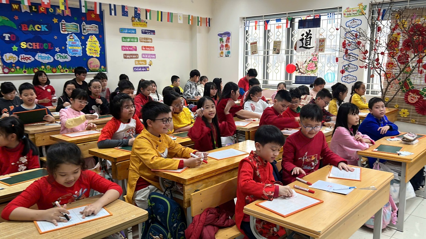 Ảnh có chứa trang phục, trong nhà, người, Giáo dục

Nội dung do AI tạo ra có thể không chính xác.