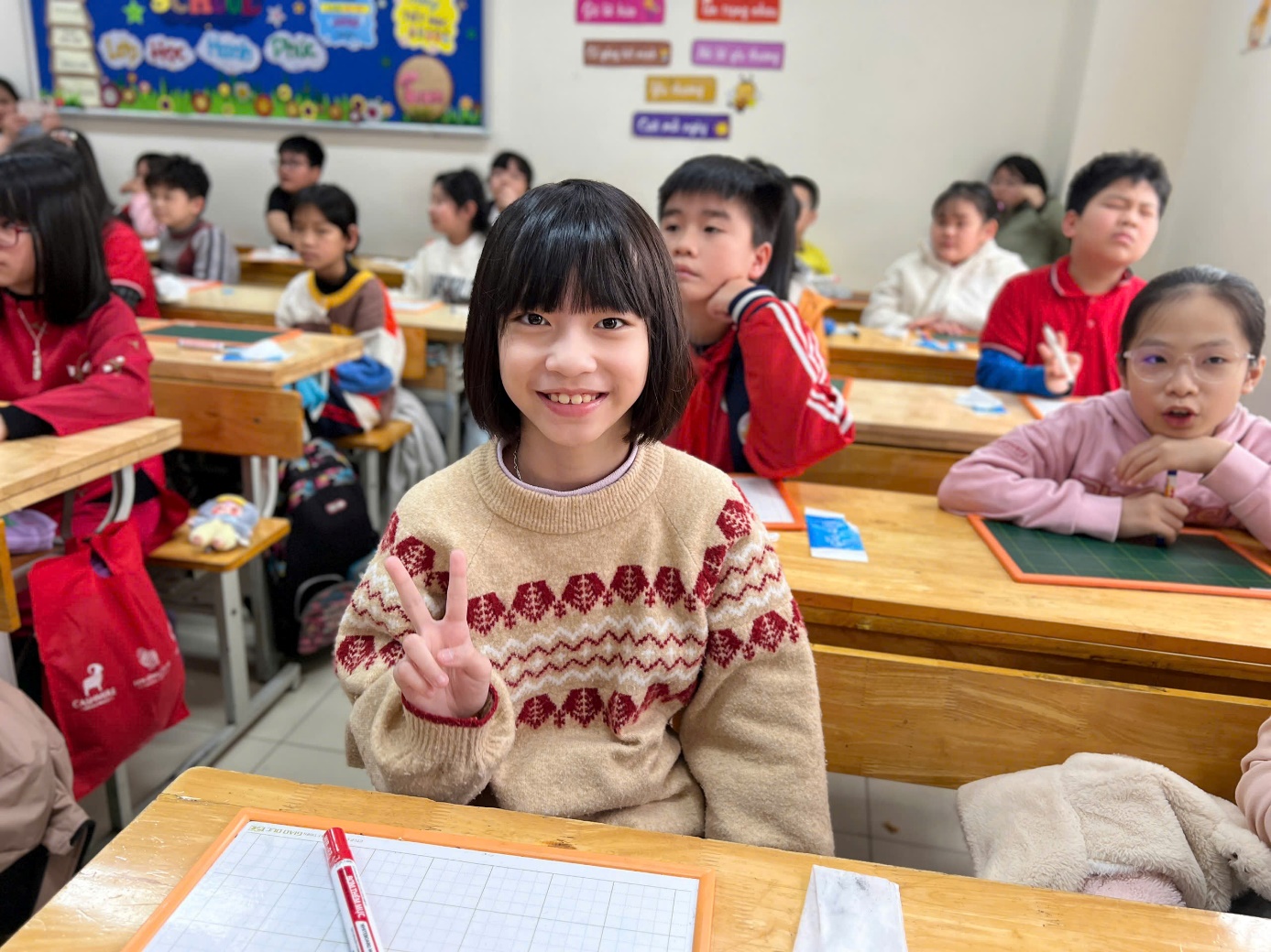 Ảnh có chứa trang phục, Mặt người, người, trong nhà

Nội dung do AI tạo ra có thể không chính xác.