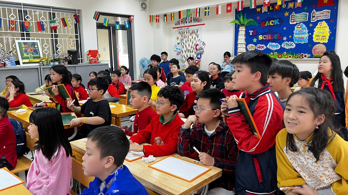 Ảnh có chứa trang phục, người, trong nhà, nhóm

Nội dung do AI tạo ra có thể không chính xác.