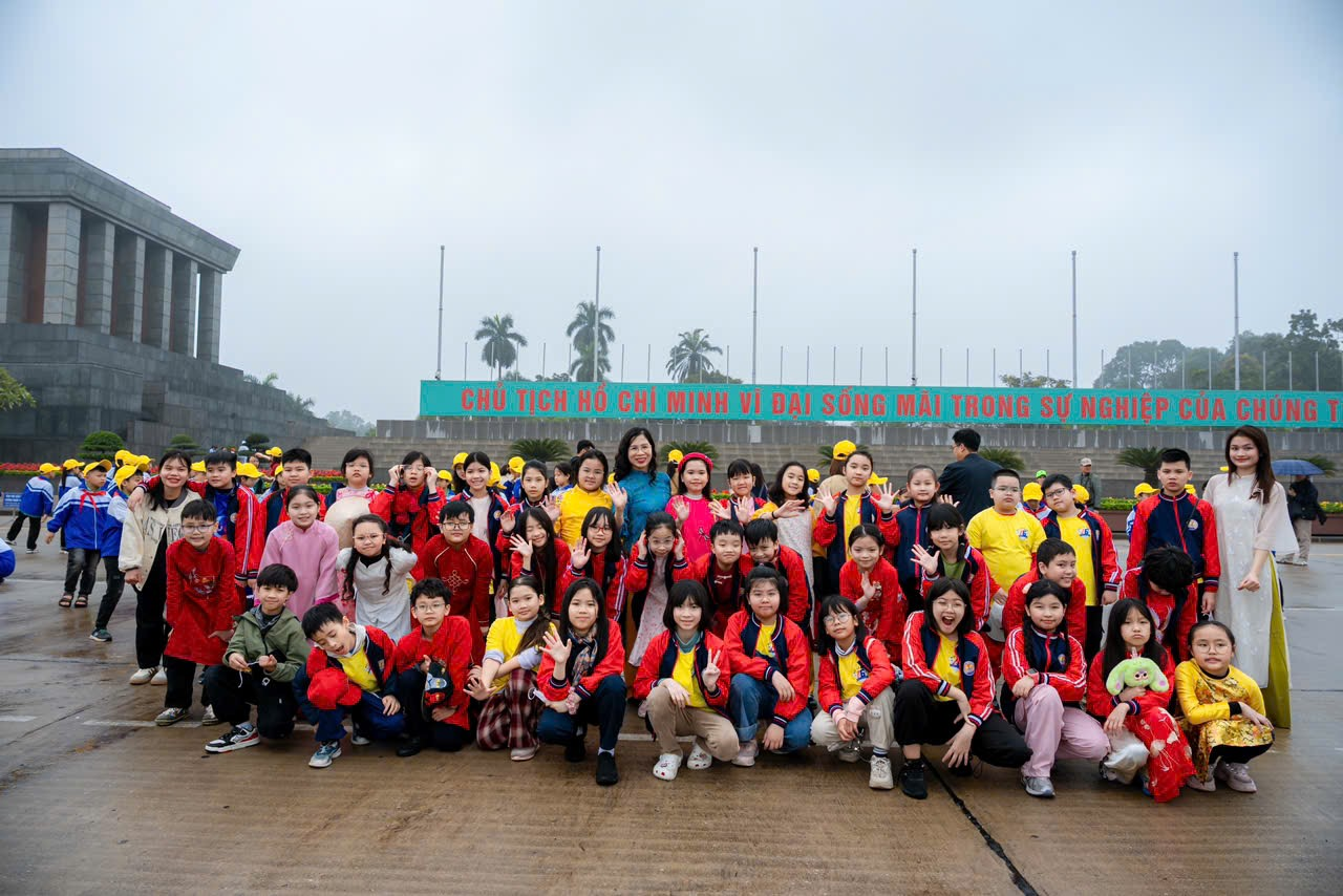 A group of people posing for a photo

AI-generated content may be incorrect.