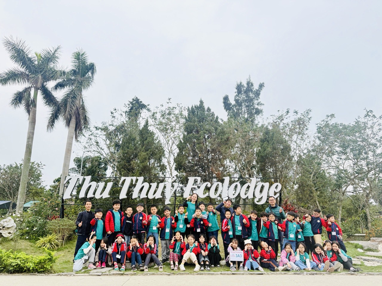 A group of children posing for a photo
AI-generated content may be incorrect.