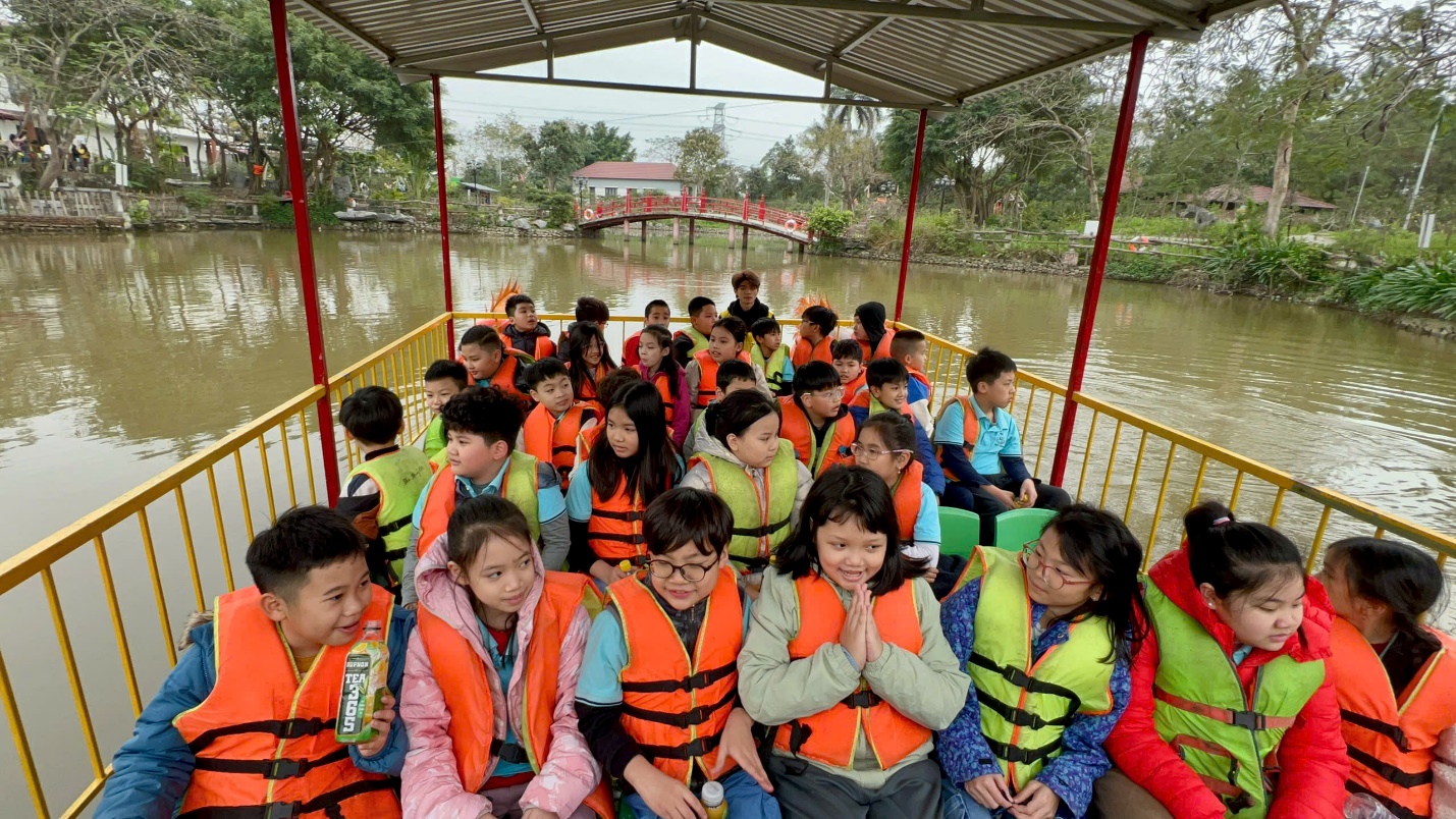 A group of people on a boat
AI-generated content may be incorrect.