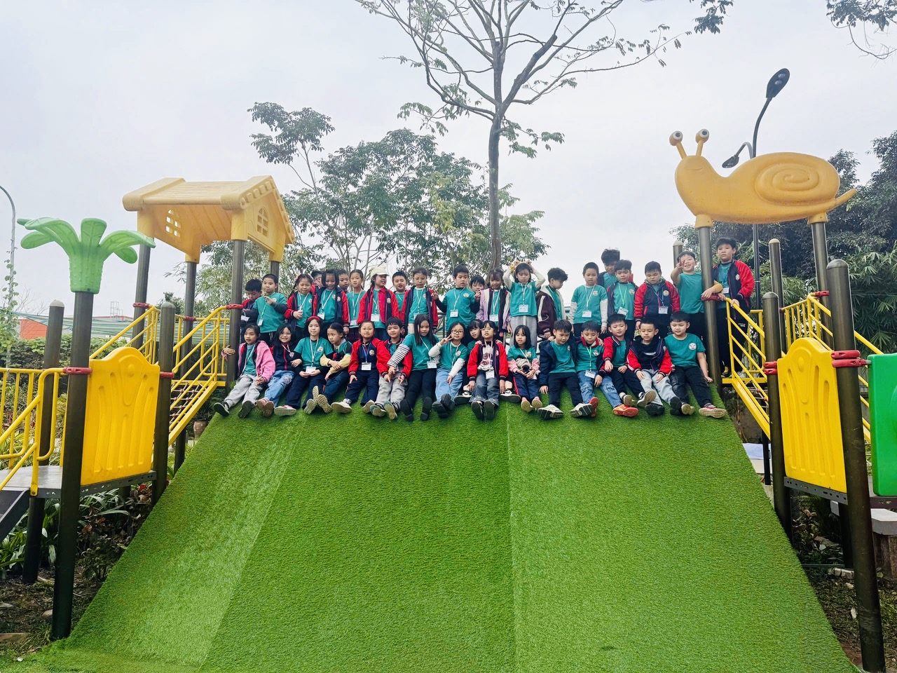 A group of kids sitting on a slide
AI-generated content may be incorrect.