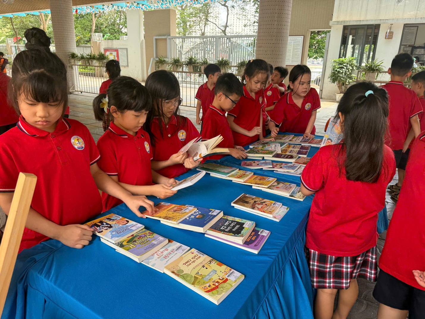 A group of children in red shirts reading books
AI-generated content may be incorrect.