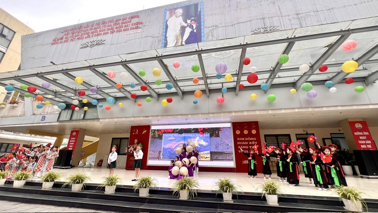 A group of people on a stage
AI-generated content may be incorrect.