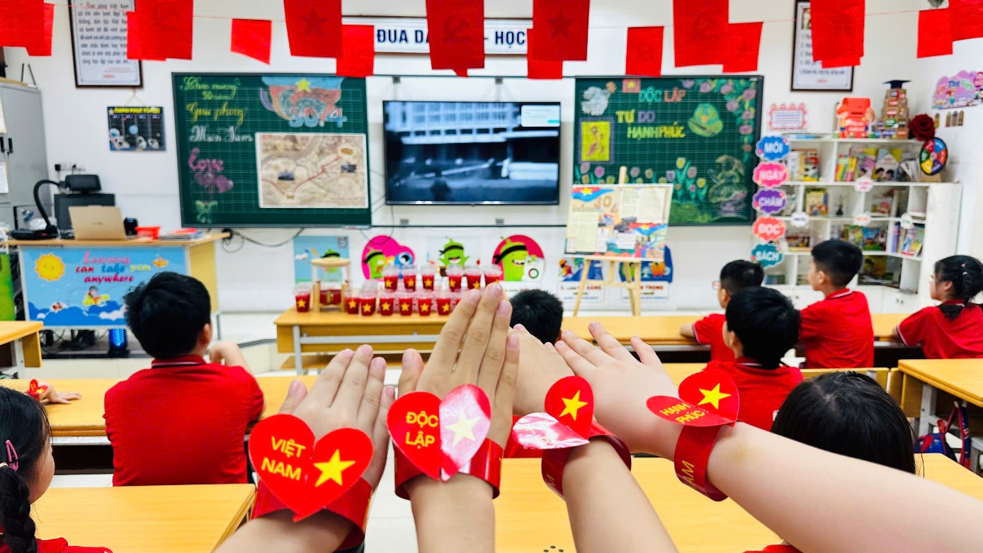 A group of people in a classroom
Description automatically generated