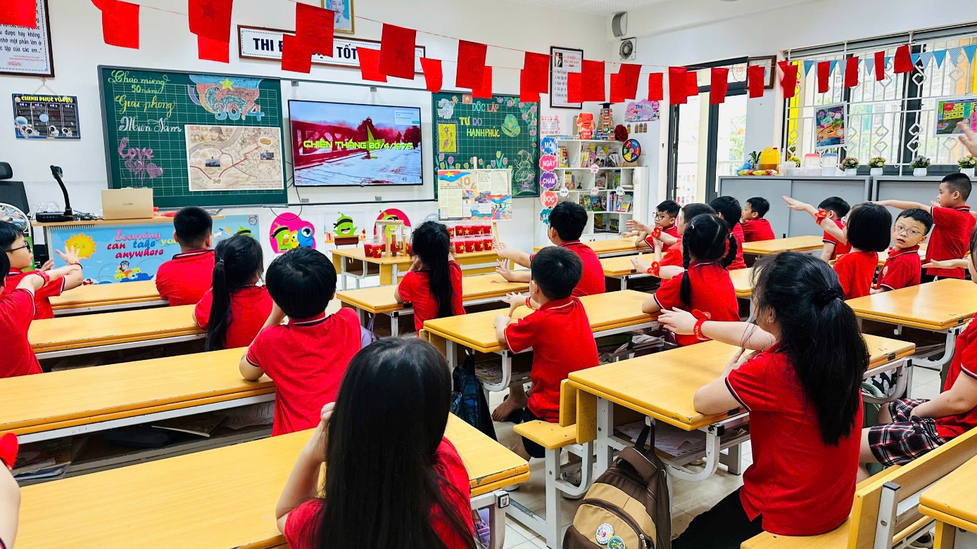 A group of children in a classroom
Description automatically generated