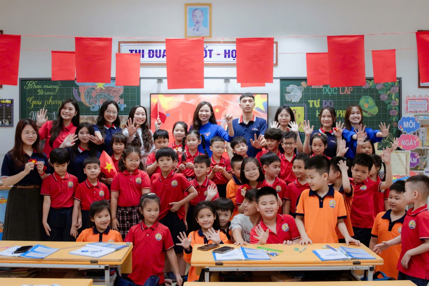 A group of children in a classroom
Description automatically generated