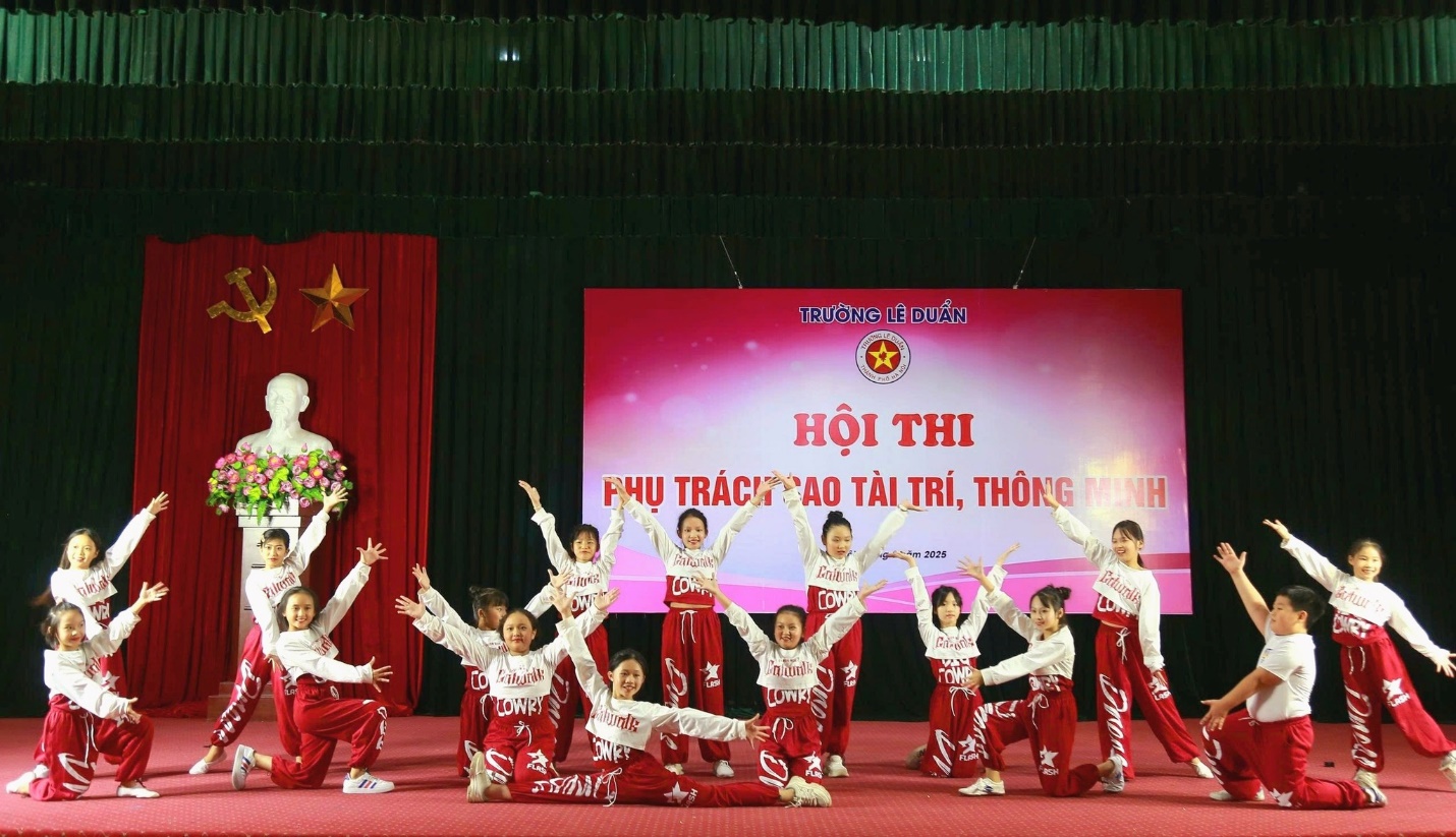 A group of people performing on stage
AI-generated content may be incorrect.