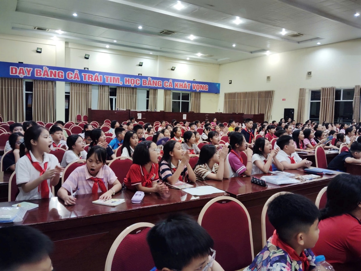 A group of children sitting at a table in a room
AI-generated content may be incorrect.