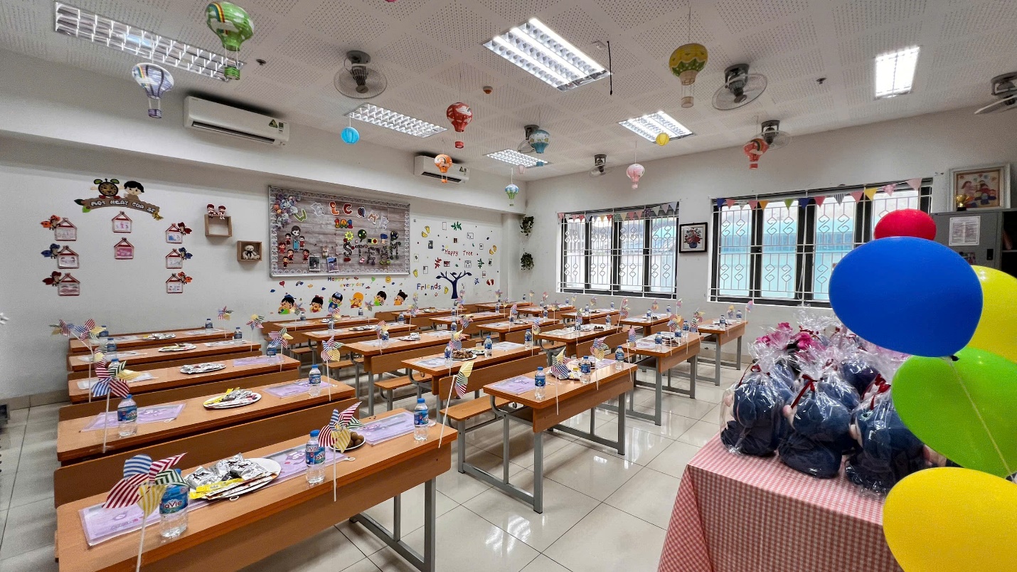 A room with tables and chairs
AI-generated content may be incorrect.