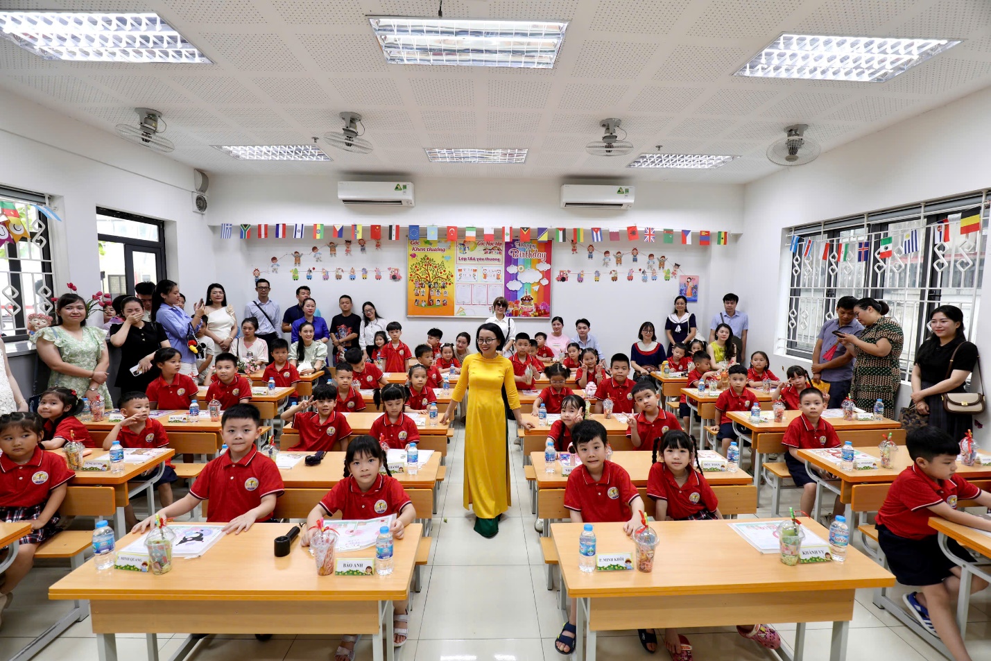 A group of children in a classroom
AI-generated content may be incorrect.