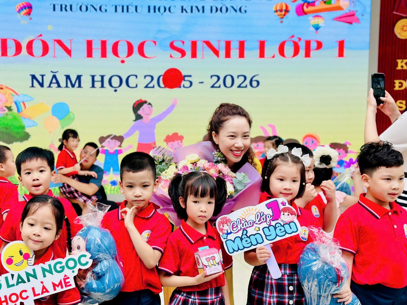 A group of children posing for a photo
AI-generated content may be incorrect.