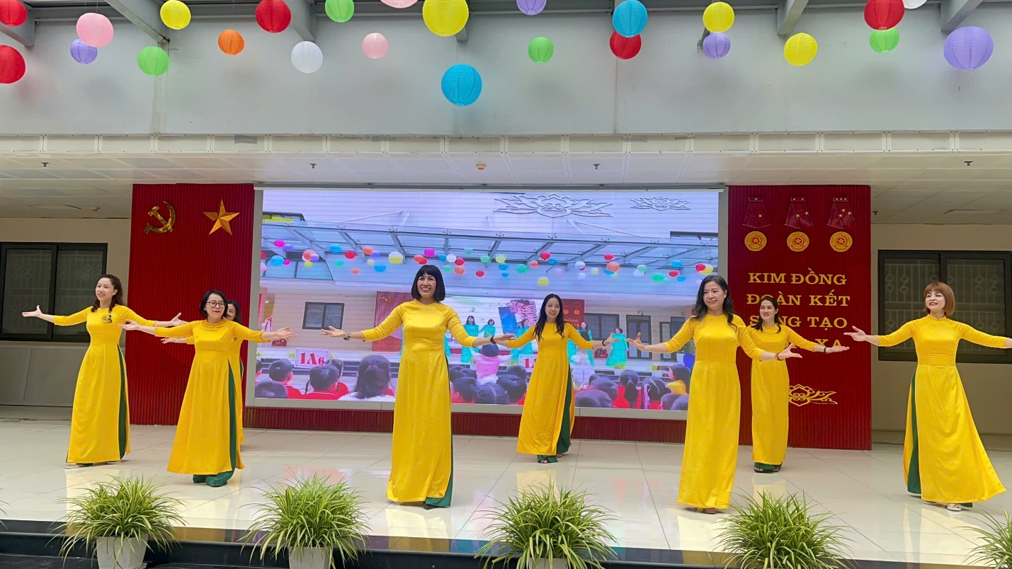 A group of women in yellow dresses on a stage
AI-generated content may be incorrect.