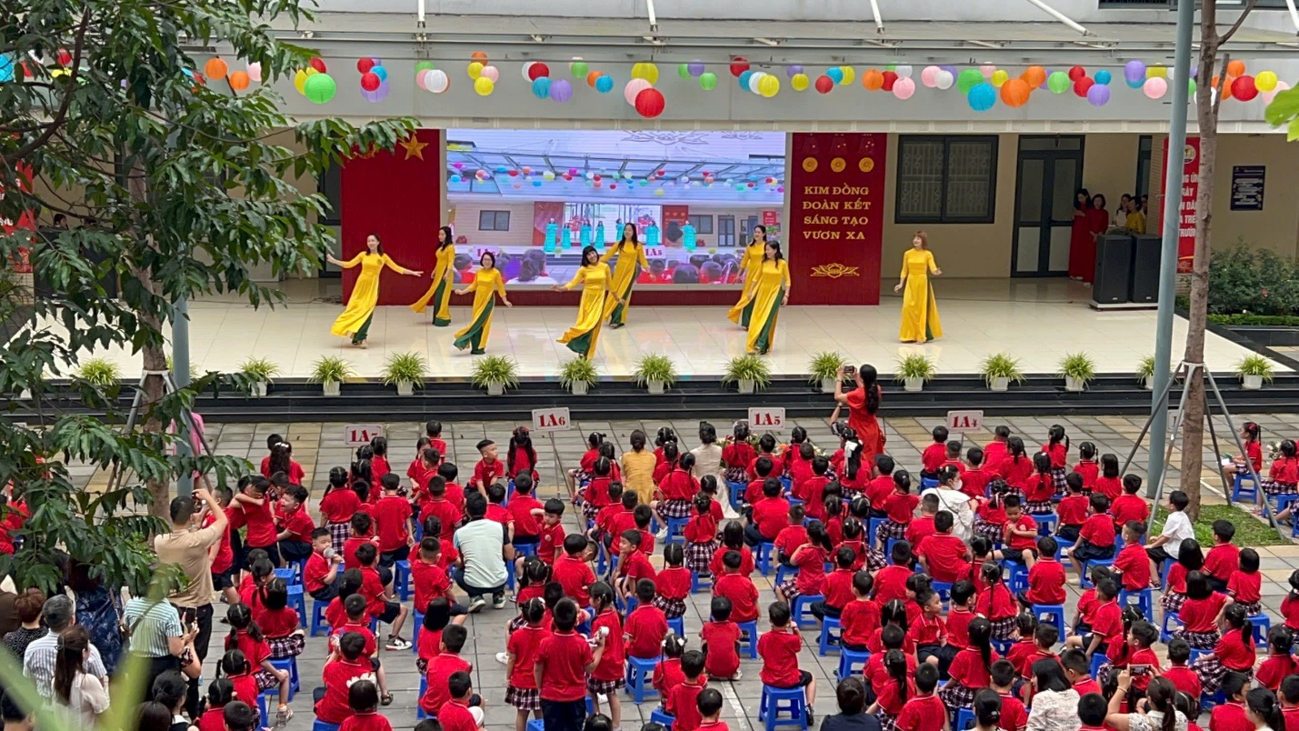 A group of people in a room

AI-generated content may be incorrect.