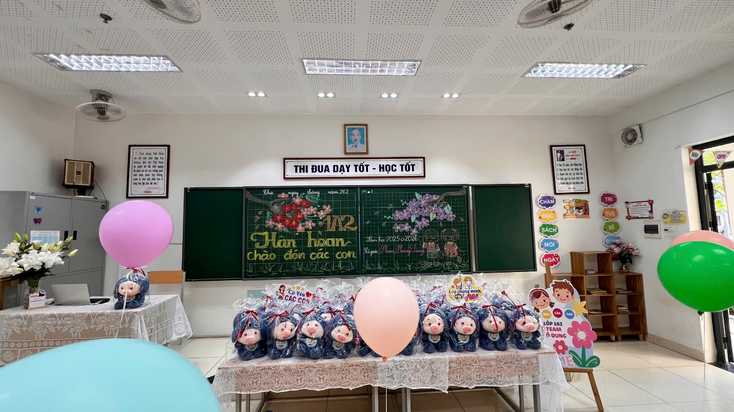 Balloons and balloons in a classroom
AI-generated content may be incorrect.