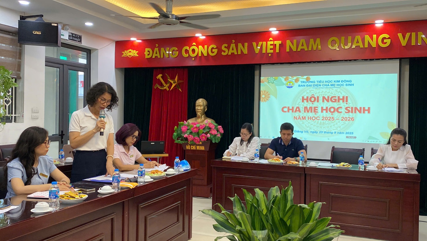 A group of people sitting at a table
AI-generated content may be incorrect.