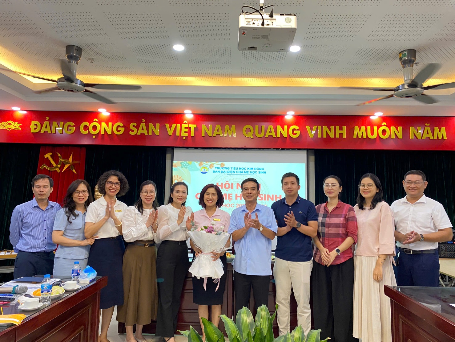 A group of people standing in front of a stage
AI-generated content may be incorrect.