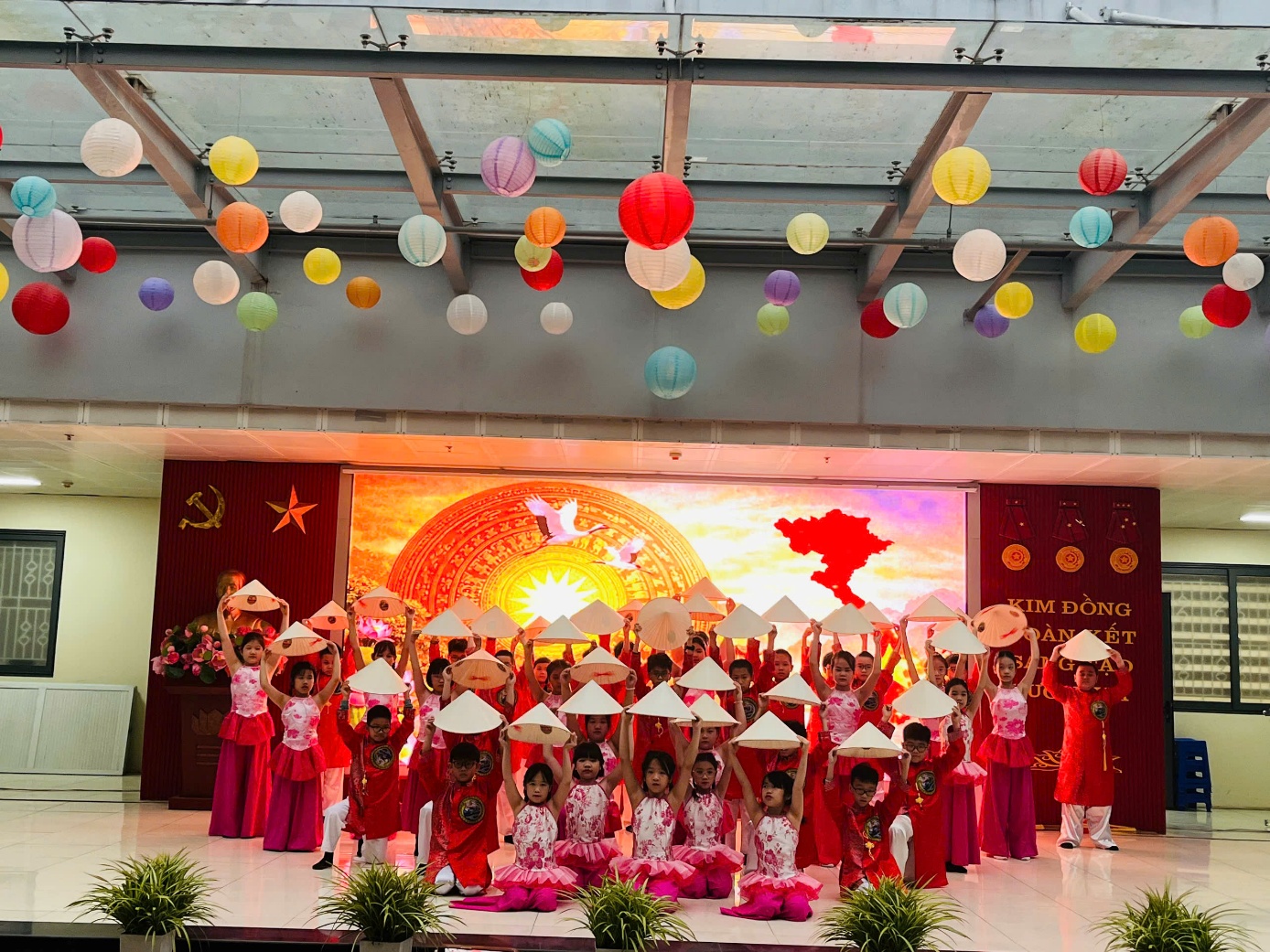 A group of children on a stage

Description automatically generated