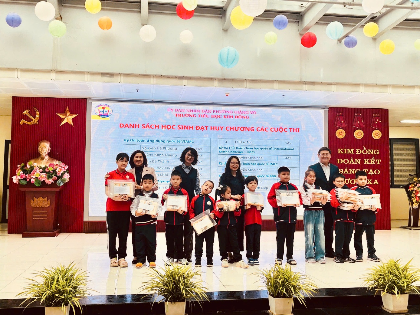 A group of people holding boxes

Description automatically generated