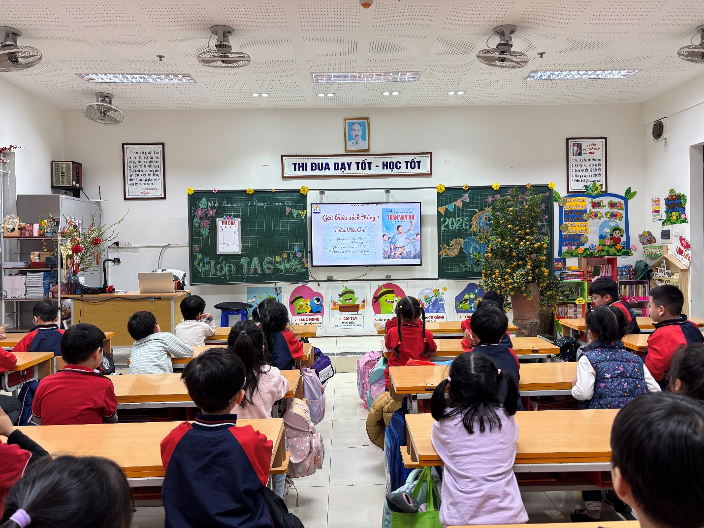 A group of children in a classroom

Description automatically generated