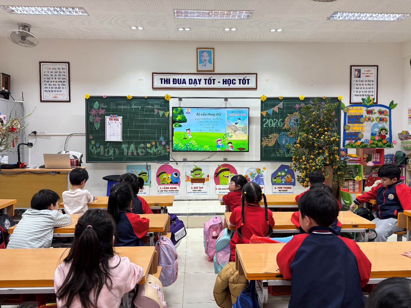 A group of children in a classroom

Description automatically generated