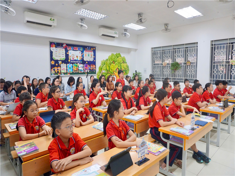 A group of students in a classroom

Description automatically generated