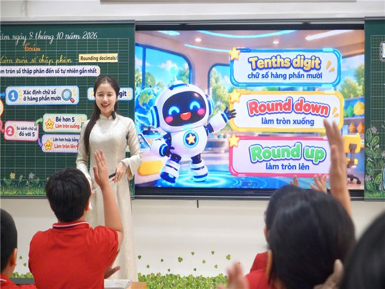 A person standing in front of a screen

Description automatically generated