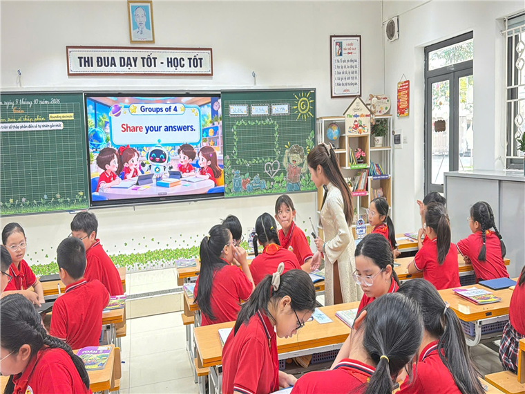 A group of students in a classroom

Description automatically generated