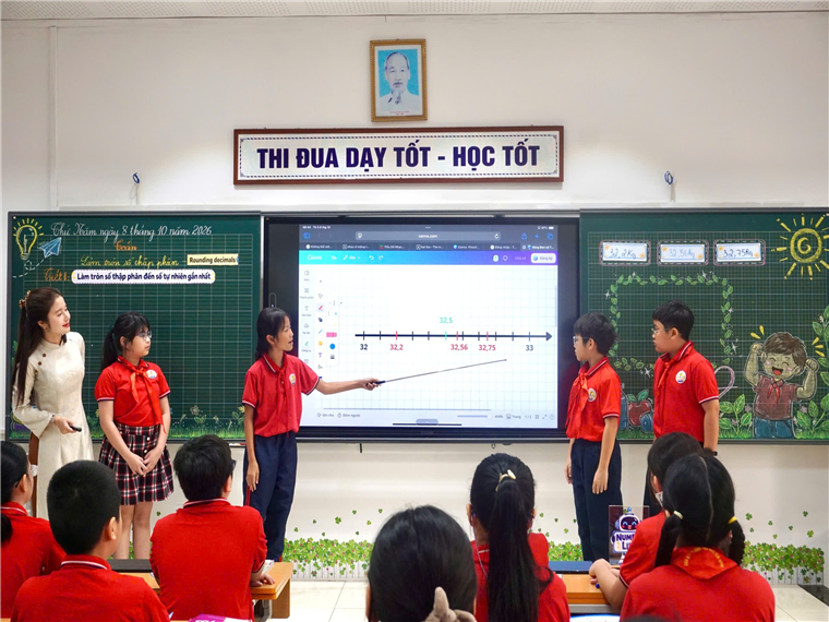 A group of children in a classroom

Description automatically generated