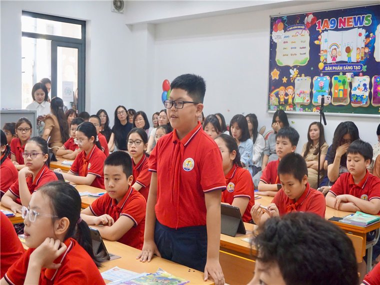 A group of students in a classroom

Description automatically generated