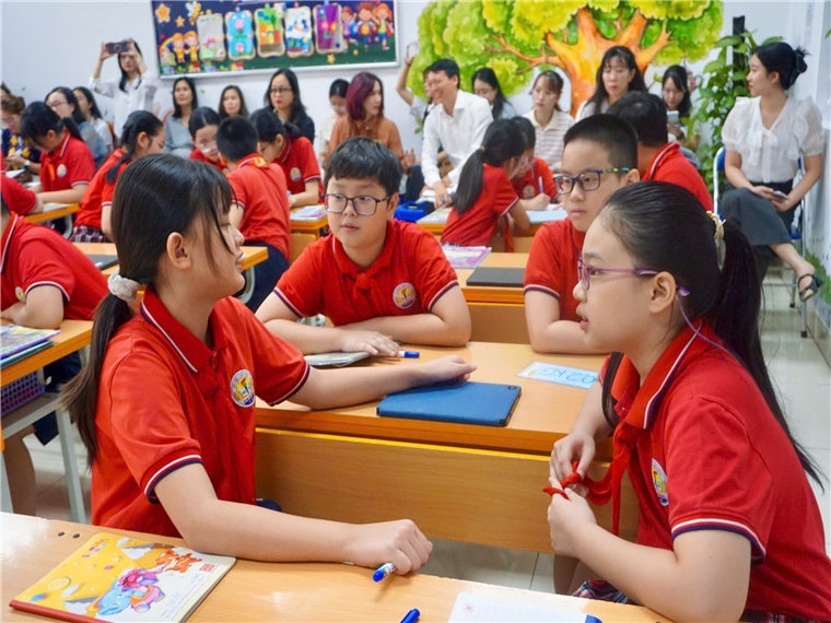 A group of students in a classroom

Description automatically generated