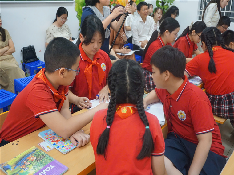 A group of children in a classroom

Description automatically generated
