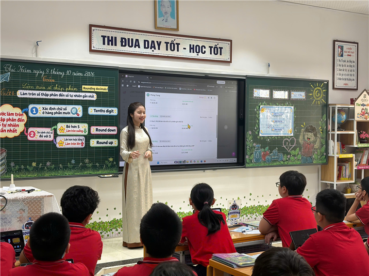 A person standing in front of a classroom with a group of people sitting in front of her

Description automatically generated