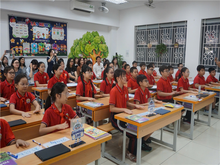 A group of students in a classroom

Description automatically generated