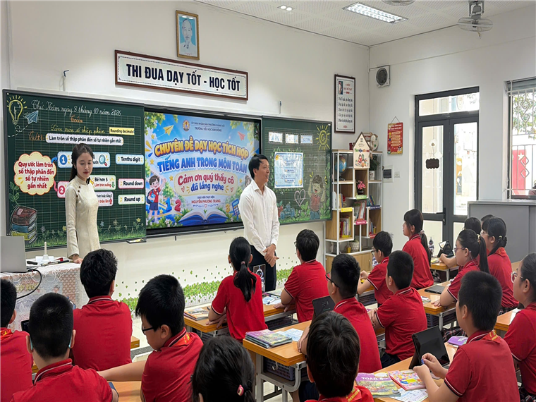 A person standing in front of a classroom of kids

Description automatically generated