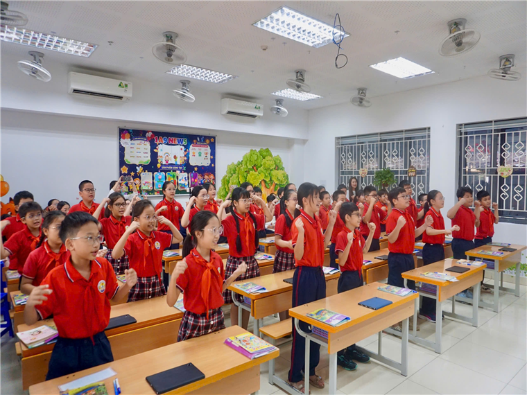 A group of children in a classroom

Description automatically generated