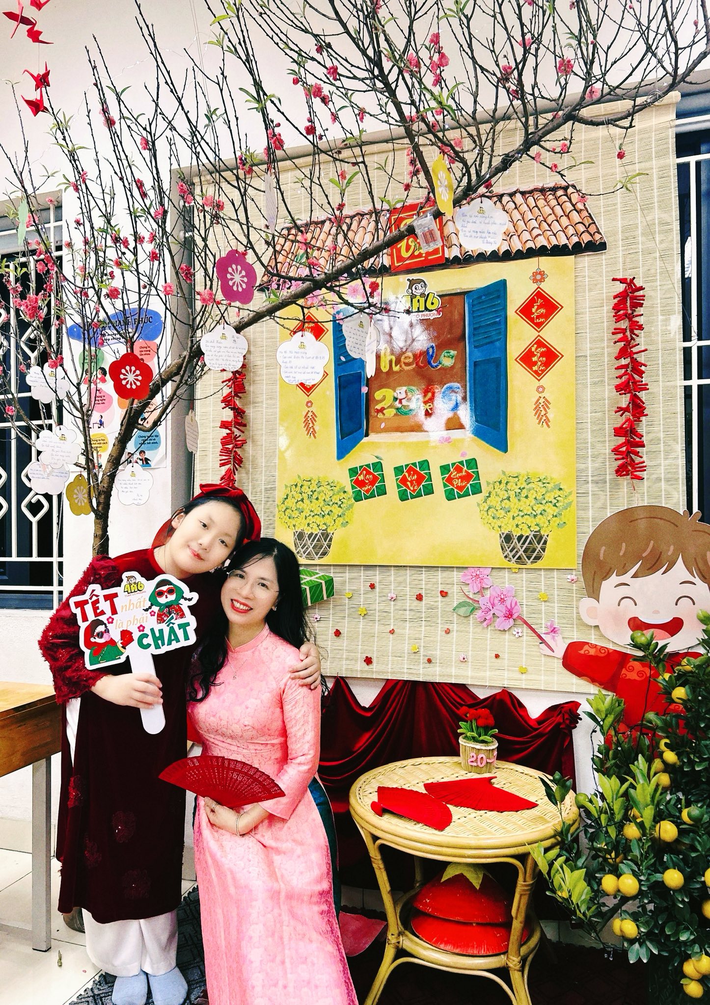 Có thể là hình ảnh về một hoặc nhiều người và văn bản