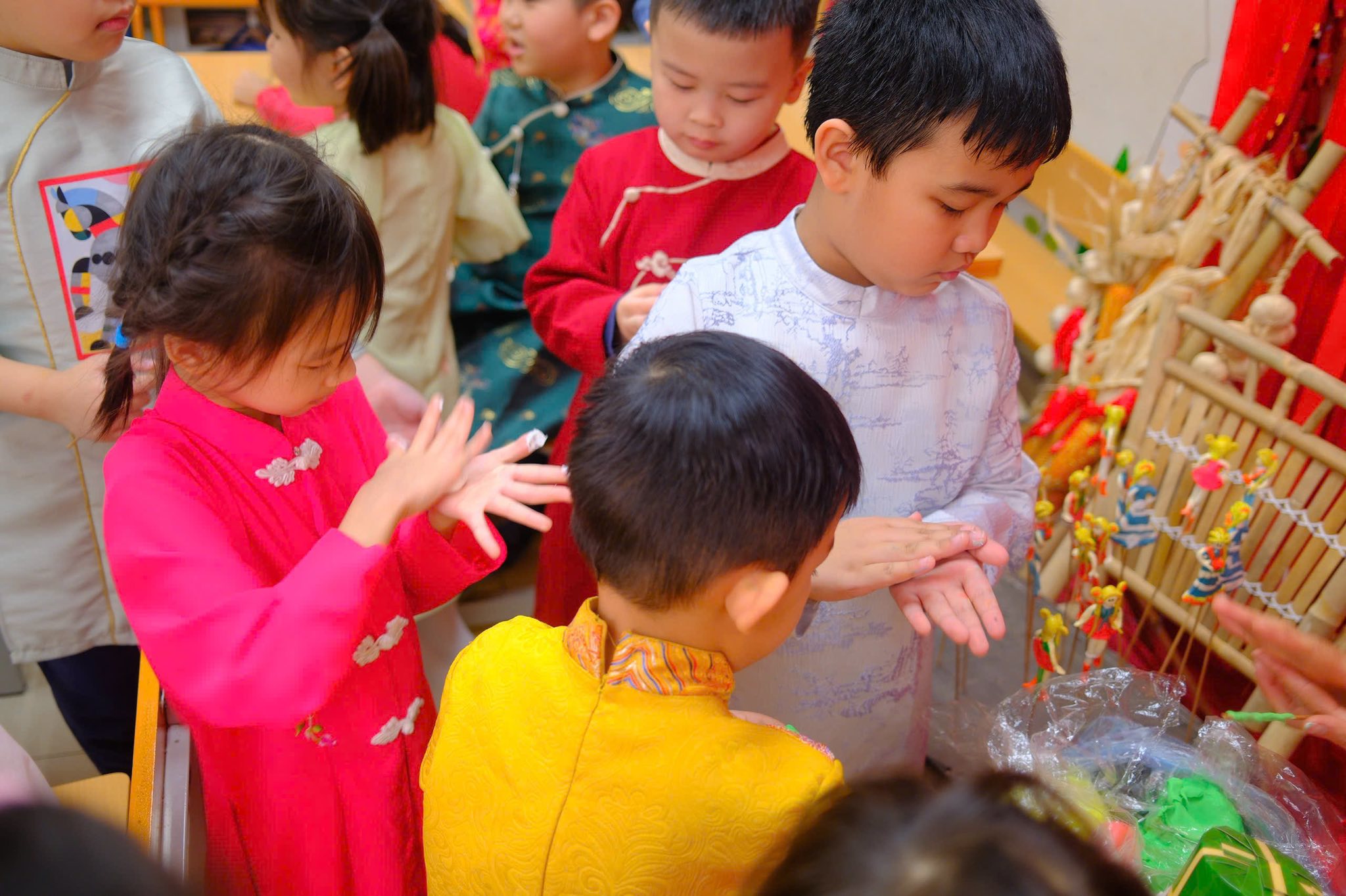 Có thể là hình ảnh về trẻ em