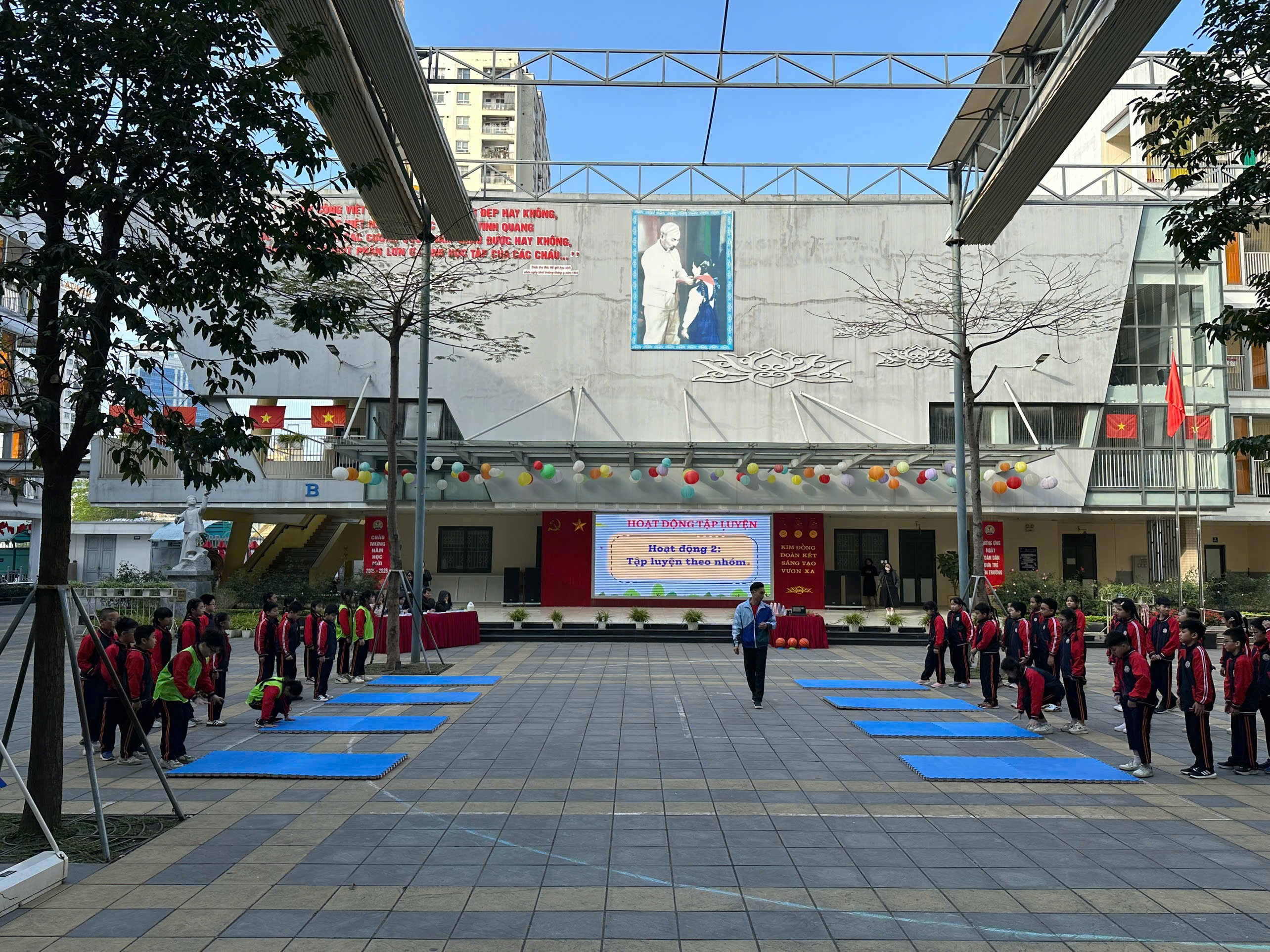 A group of people in uniform

Description automatically generated