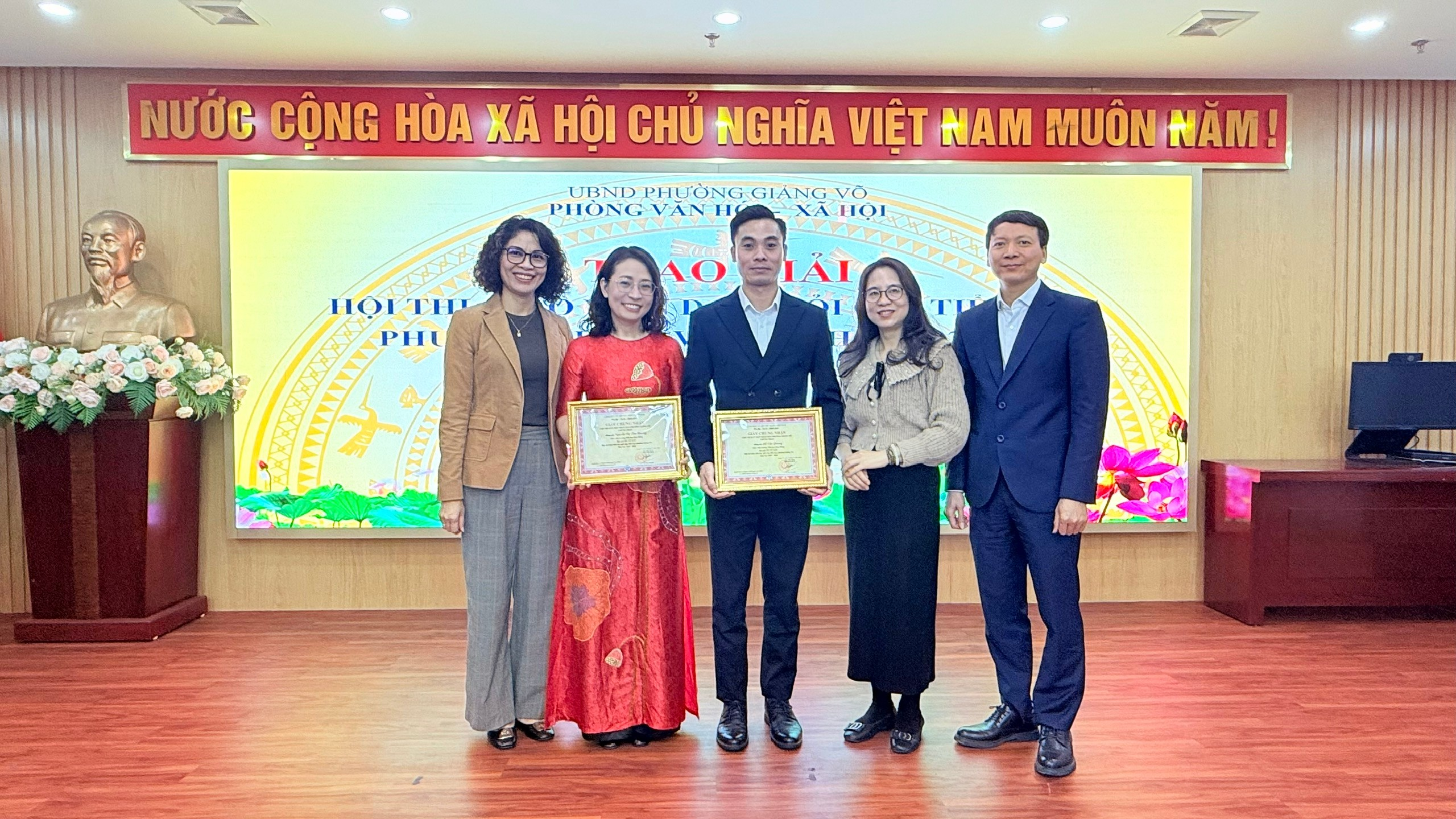 A group of people posing for a photo

Description automatically generated