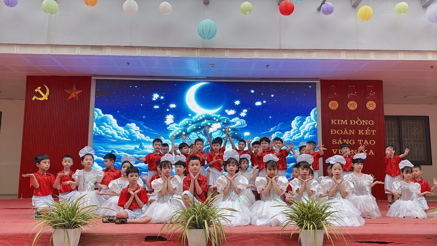 A group of children on a stage

Description automatically generated