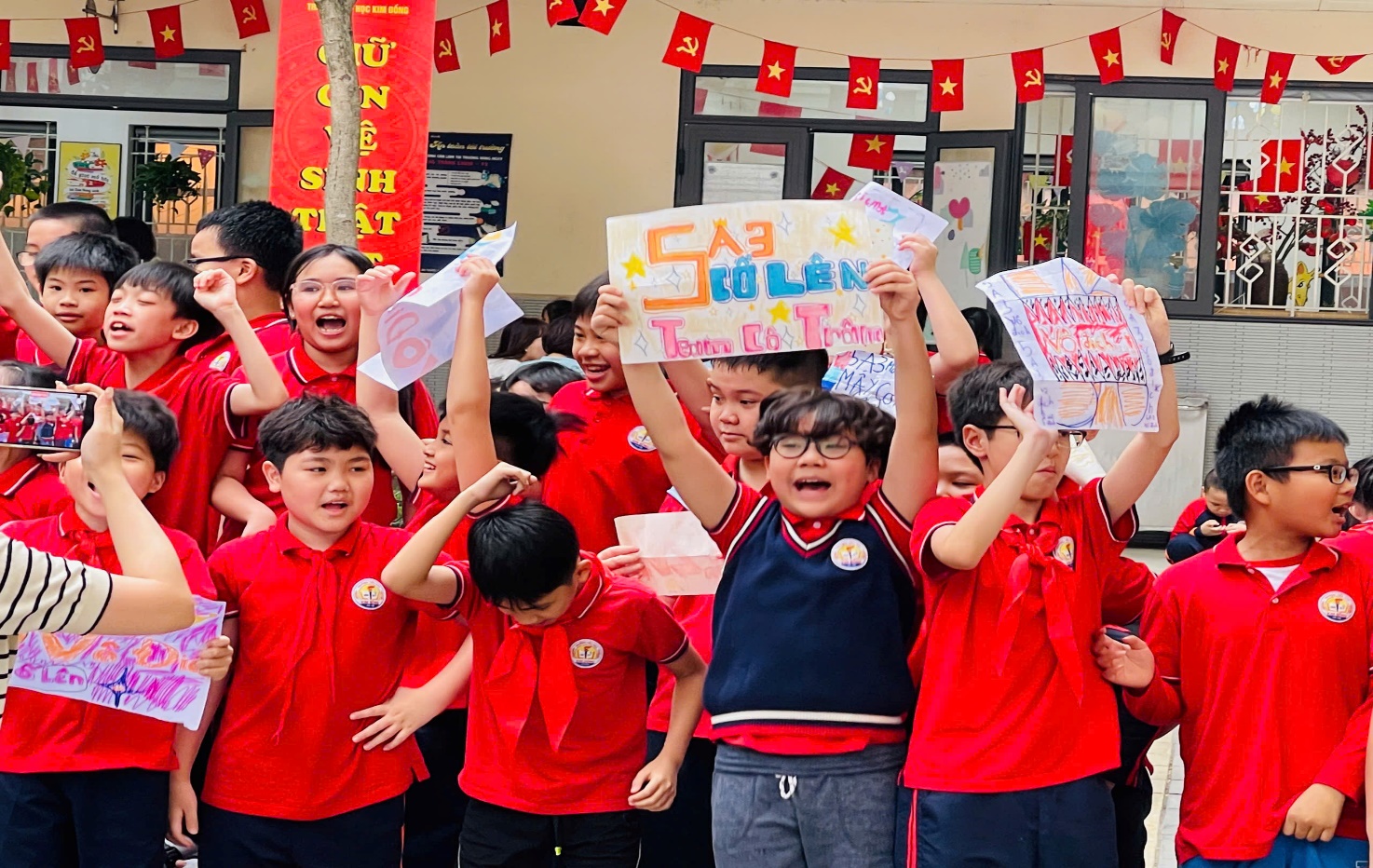 C:\Users\User-1\Desktop\95 năm\z7648931147295_486f709fba30988f732004e77e0f7b30.jpg