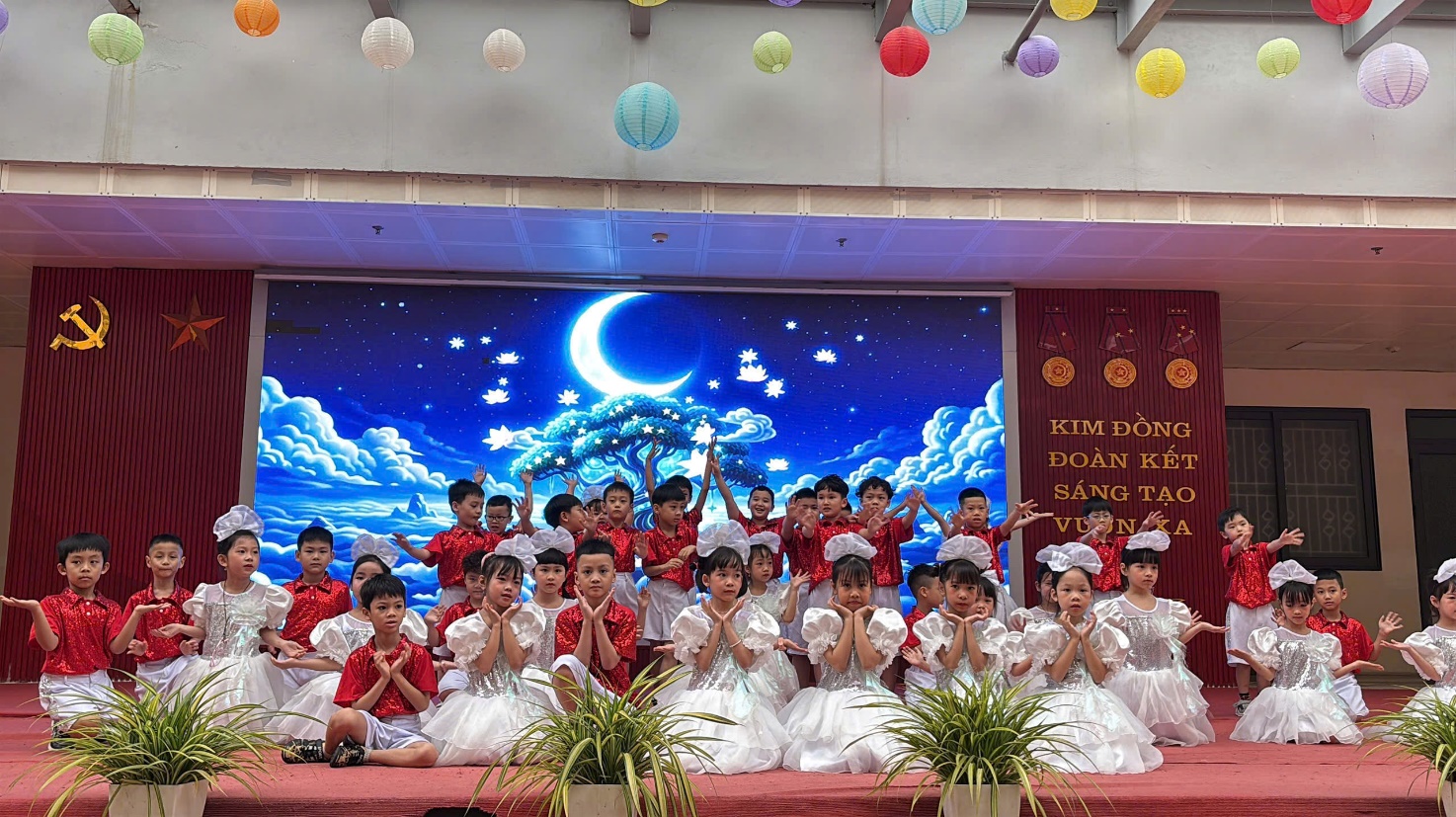 C:\Users\User-1\Desktop\95 năm\z7648892065626_01978a1fe2eb4dcd6ff5c0256b1e640e.jpg