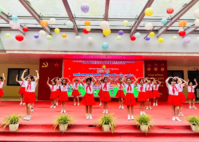 C:\Users\User-1\Desktop\95 năm\z7648932881021_94d40078bd3c9f6e0d7587c959217a71.jpg